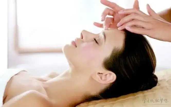 涂粉底液要避开眉毛吗