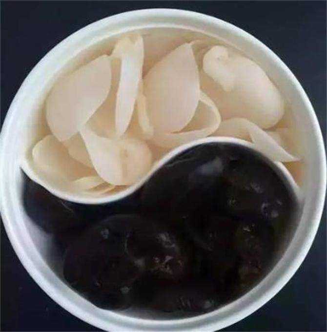 白玉木耳和黑木耳哪个好? 白玉木耳和黑木耳哪个好?