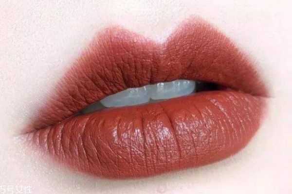 哪些口红涂起来高级感十足？有什么平价又显白的口红