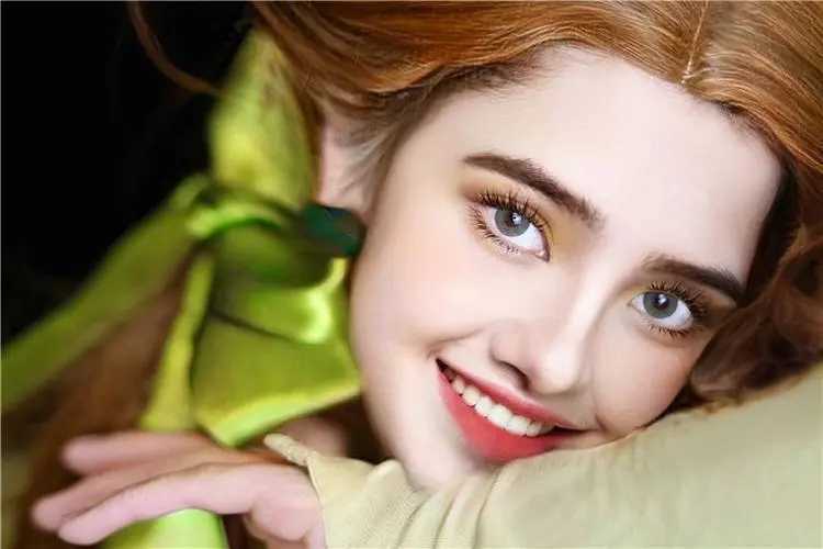 绿色美瞳配什么颜色眼影