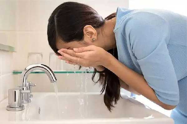 洗脸要用力洗还是轻轻洗 洗脸要用力搓吗