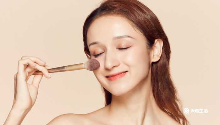 涂了防晒霜要卸妆吗 涂了防晒霜要卸妆吗