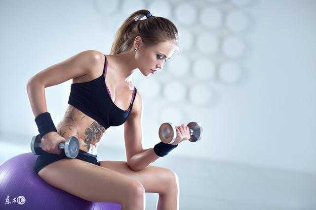 哑铃锻炼方法，5分钟快速学会怎么练哑铃！
