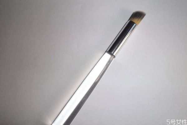 新的唇刷要用温水泡多久 唇刷的作用有哪些