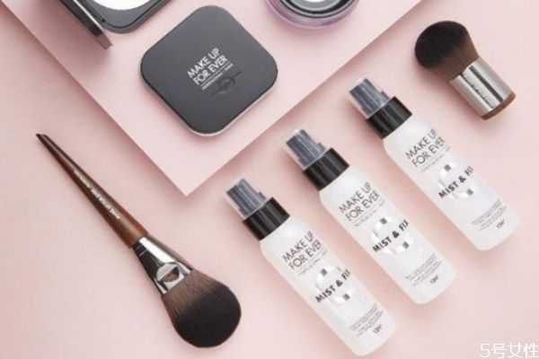 用定妆喷雾还用散粉么？定妆喷雾和散粉的上妆步骤