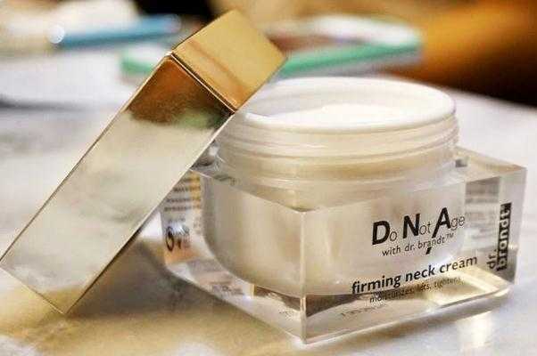 颈霜用了要洗吗?颈霜的功效和作用 颈霜用了要洗吗?颈霜的功效和作用