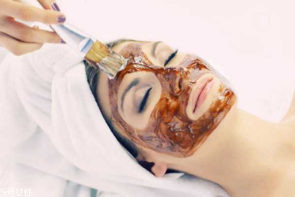 皮肤晒黑了怎么快速变白