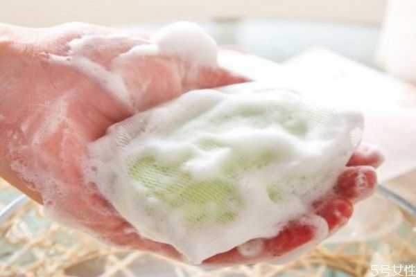 洗面奶洗脸后刺痛发红怎么回事？用洗面奶脸上有灼烧感