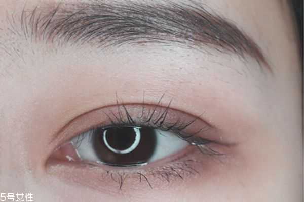 双色眼影怎么正确使用 双色眼影怎么正确使用