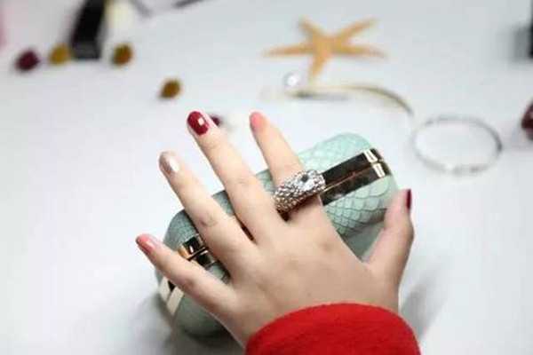 指甲油中哪个成分刺鼻？卸美甲的方法有哪些