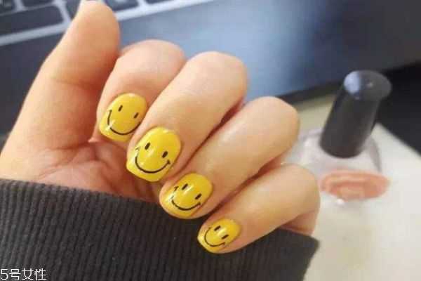 夏季做什么颜色的美甲好看？法式美甲哪种颜色适合夏天