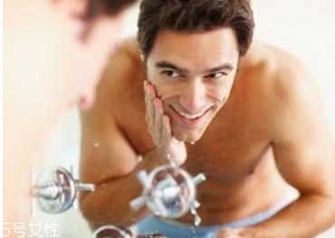 男性皮肤干燥缺水怎么办？不同年龄的男人护肤指南