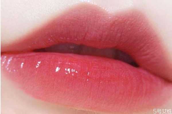 唇釉唇彩唇蜜有什么区别 口红和唇彩怎么搭配用