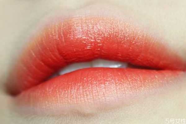 咬唇妆的白色的是什么?咬唇妆用口红还是唇彩 咬唇妆的白色的是什么?咬唇妆用口红还是唇彩