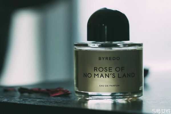 香水浓香和淡香的区别 香水edt与edp的区别 香水浓香和淡香的区别 香水edt与edp的区别