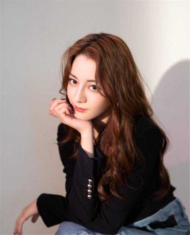 女人过了40岁，别急着剪短发！试试这4款烫发，女儿都夸年轻时髦