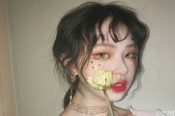 如何化妆自然好看?怎样化淡妆好看又简单 如何化妆自然好看?怎样化淡妆好看又简单