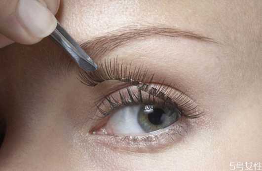 自己在家怎么卸假睫毛？快速卸掉嫁接睫毛的方法