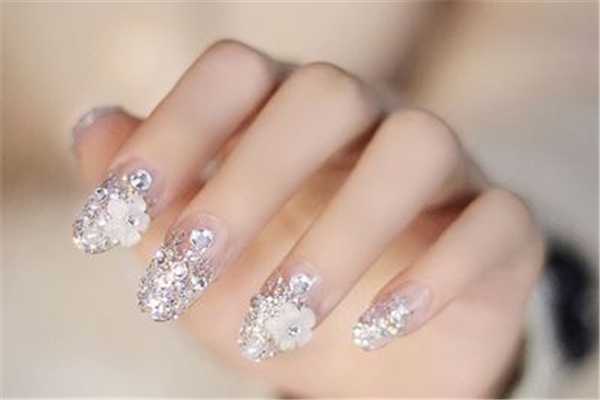 贴甲片指甲还会长吗 贴甲片指甲还会长吗