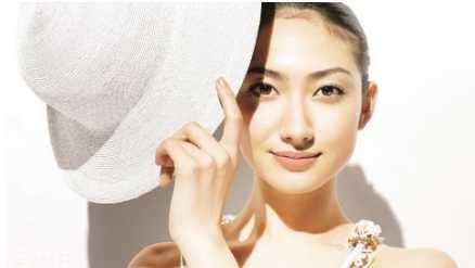 防晒喷雾和防晒霜哪个效果好？防晒喷雾可以喷脸吗