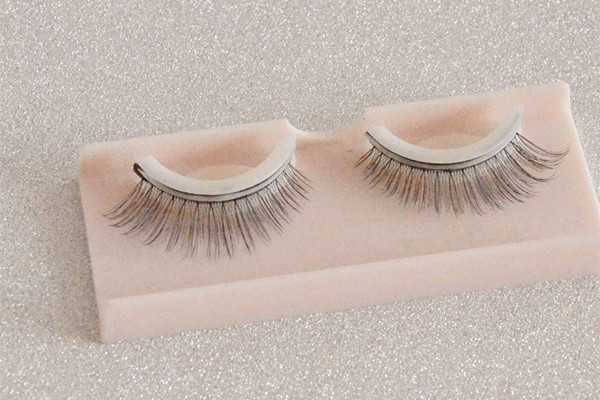 假睫毛能用多久?能用水洗吗? 假睫毛能用多久?能用水洗吗?