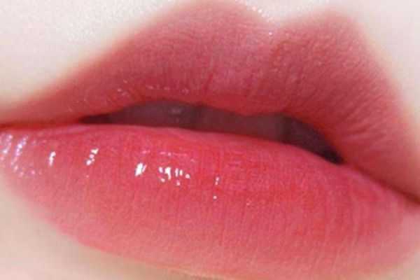 唇釉为什么不掉色持久度高?唇釉为啥总是粘在牙齿上