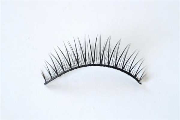 假睫毛贴真睫毛上面还是下面 假睫毛贴真睫毛上面还是下面