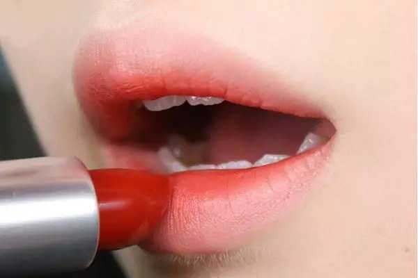 嘴唇又大又厚怎么涂口红？涂唇釉为什么不能抿嘴