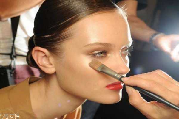 粉底刷使用前沾水吗？粉底刷的正确使用方法