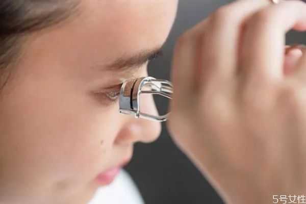 睫毛夹夹多长时间有效?睫毛夹要夹多久 睫毛夹夹多长时间有效?睫毛夹要夹多久