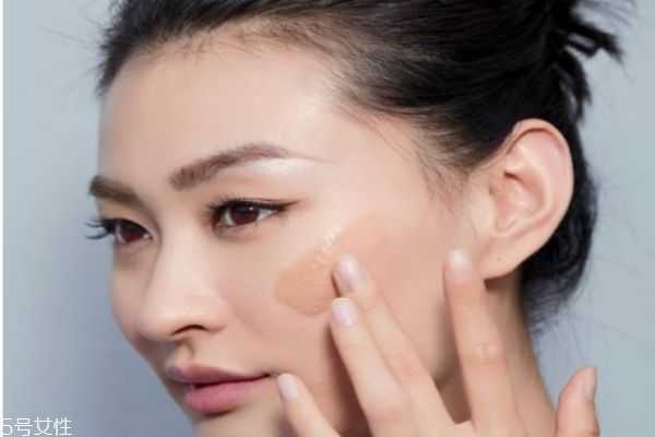 上粉底液什么工具好用？上粉底液的小技巧