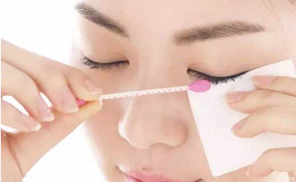 卸妆水进眼睛眼睛会瞎吗？卸妆水进眼睛会有危险吗