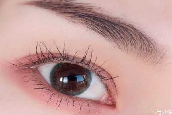 眼影为什么容易掉 眼影为什么涂上会结块