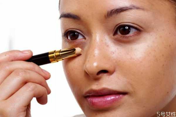 如何遮住痘痘？脸上的痘痘怎么化妆遮住