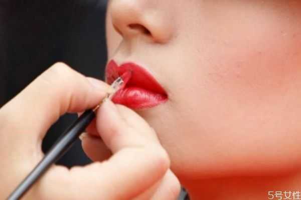 如何画出嘟嘟唇 怎么画出漂亮的嘴唇 如何画出嘟嘟唇 怎么画出漂亮的嘴唇