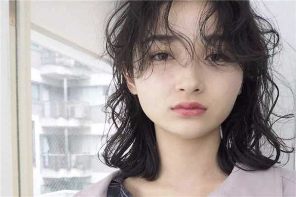 自来卷头发变直的方法小妙招