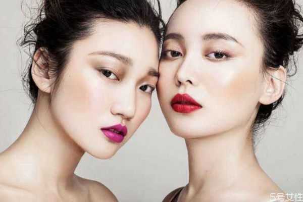 化完妆脸白脖子黑怎么办?遮盖脖子色差的方法 化完妆脸白脖子黑怎么办?遮盖脖子色差的方法