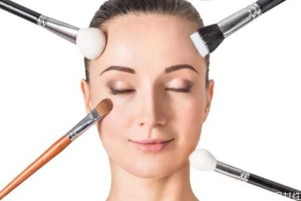 化妆卡粉浮粉的原因有哪些？怎样避免化妆卡粉浮粉