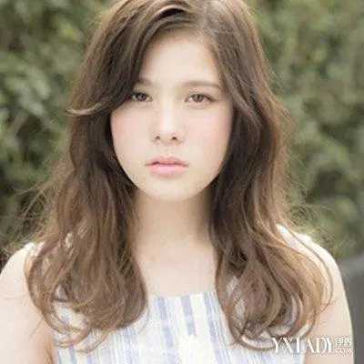 自然卷适合什么发型好看？这几款发型显的年轻又时尚