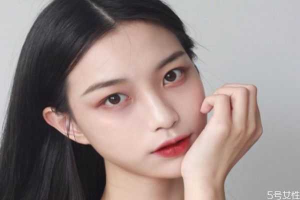 秋季适合画哪种妆容 秋季流行妆容画法