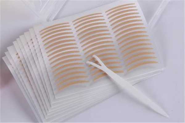 双眼皮贴贴在哪个位置最好 双眼皮贴贴在哪个位置最好