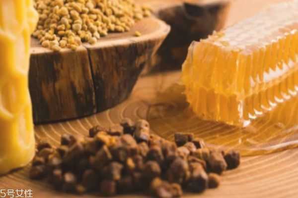蜂胶的作用与功效 蜂胶可以美容护肤