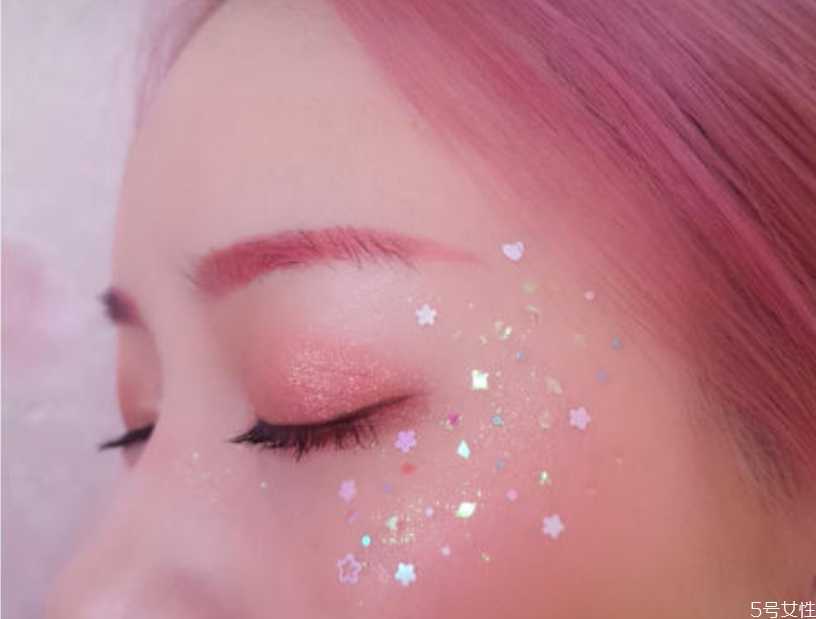 眼影亮片怎么粘上去