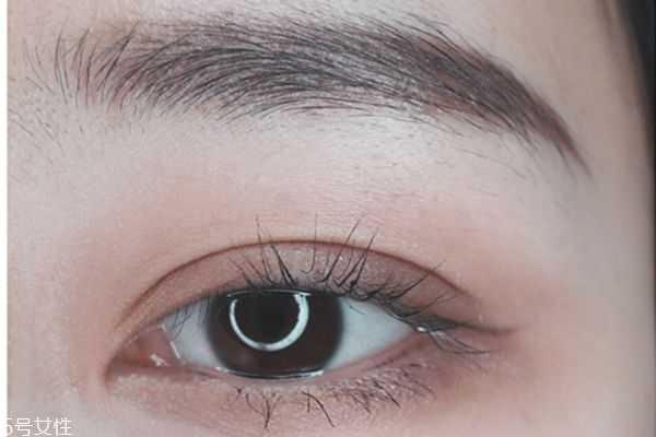 双色眼影怎么正确使用 双色眼影怎么正确使用