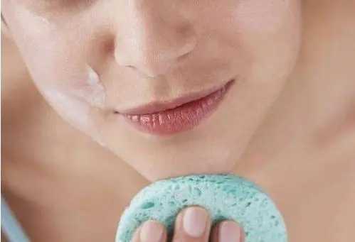 先用洗面奶还是先去角质 先用洗面奶还是先去角质