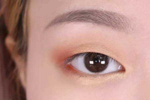 肿泡眼适合什么颜色的眼影 肿泡眼怎么画眼影好看