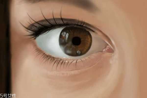 戴眼镜会使眼睛越来越小吗 戴眼镜会使眼睛越来越小吗