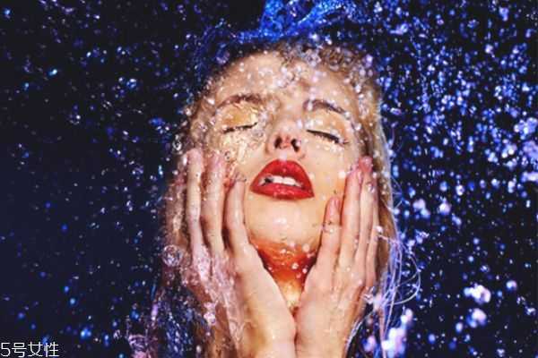 皂基洗面奶适合油皮吗 皂基洗面奶适合油皮吗