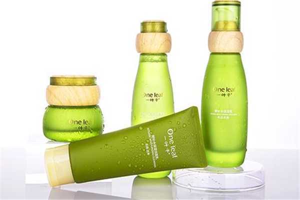 一叶子水乳美白吗