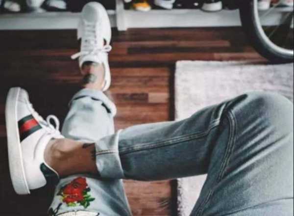 男人穿小白鞋女人喜欢吗?男人穿小白鞋的三大忌 男人穿小白鞋女人喜欢吗?男人穿小白鞋的三大忌